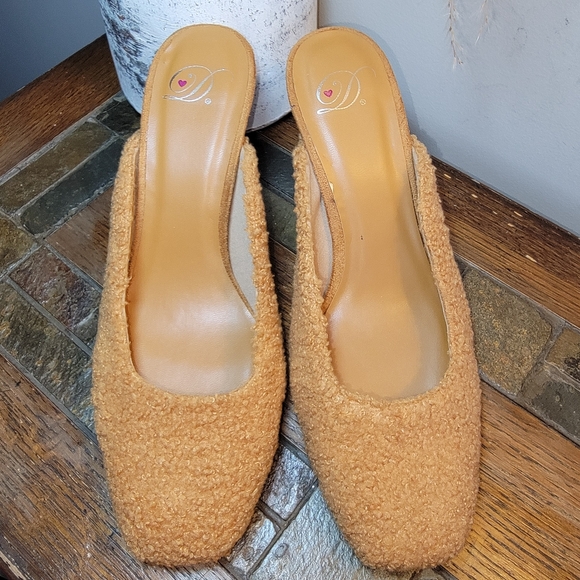 Heart in D 'Cosmo' Sherpa Heels - Size‎ 8 - Picture 2 of 6